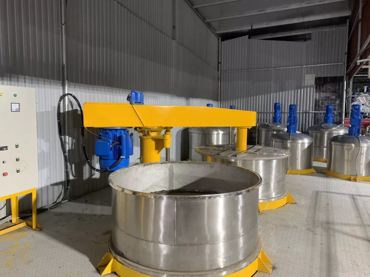 máy khuấy sơn 4000 lít sàn thao tác