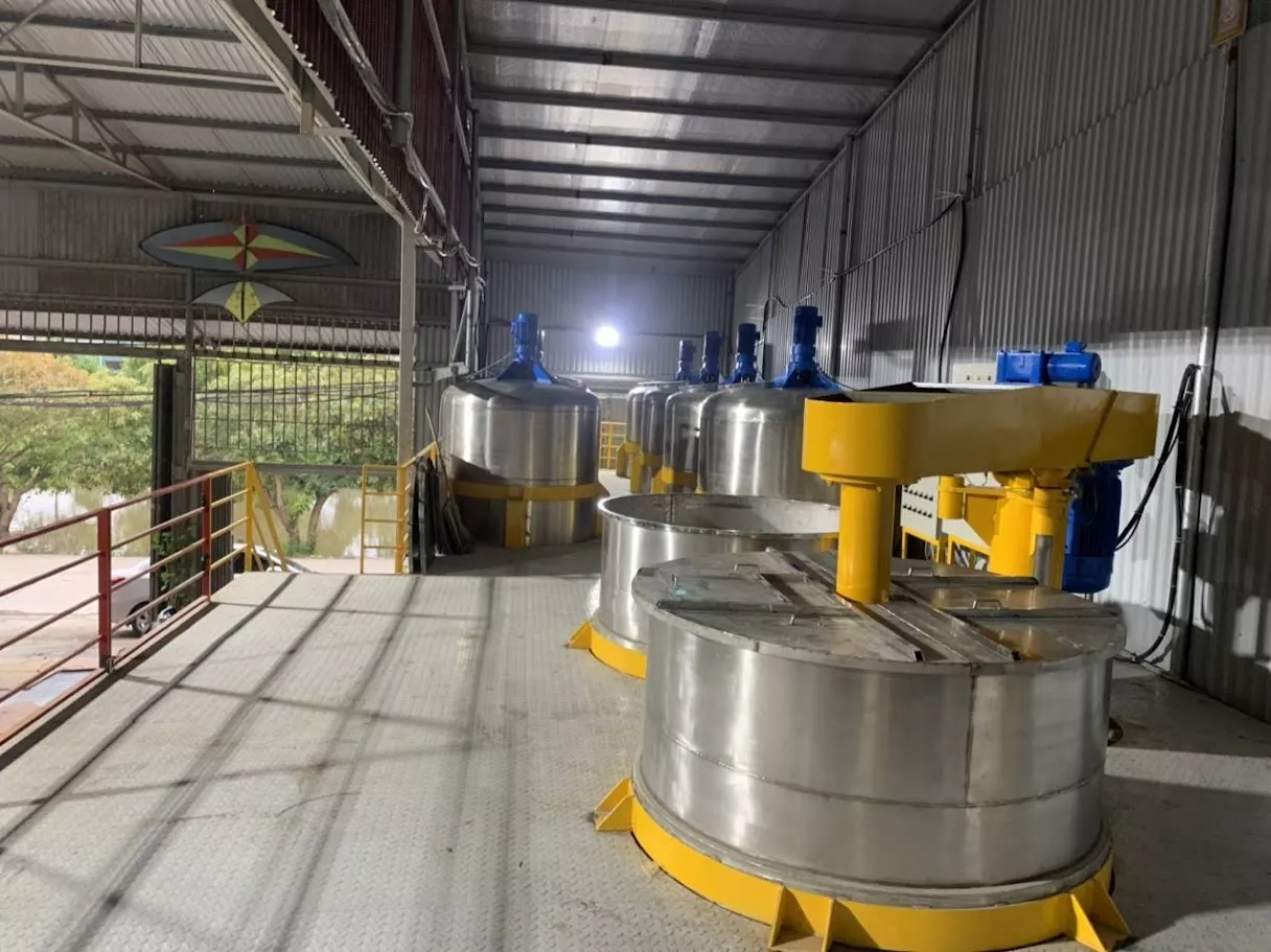 máy khuấy sơn 4000 lít sàn thao tác