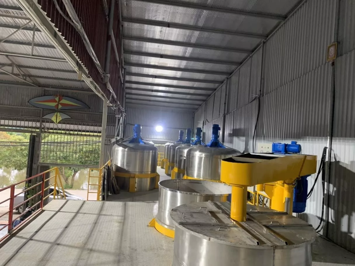máy khuấy sơn 4000 lít sàn thao tác