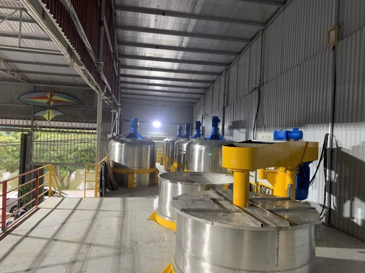 máy khuấy sơn 4000 lít sàn thao tác