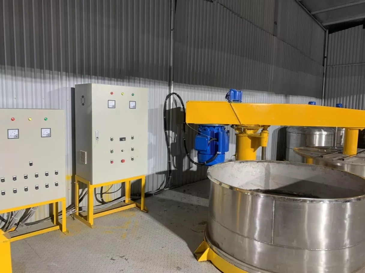 máy khuấy sơn 4000 lít sàn thao tác