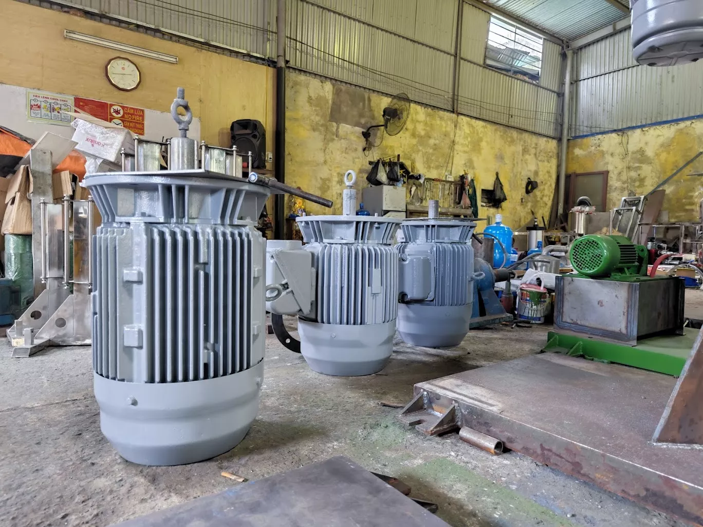 máy khuấy sơn 700 lít
