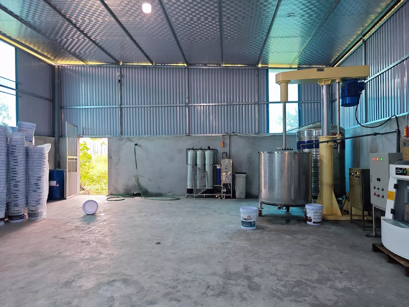 vận hành máy khuấy sơn 700 lít