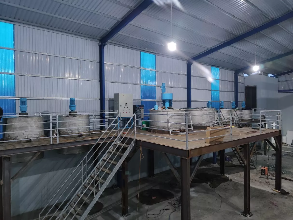 lắp đặt máy khuấy sơn sàn thao tác 2500 lít